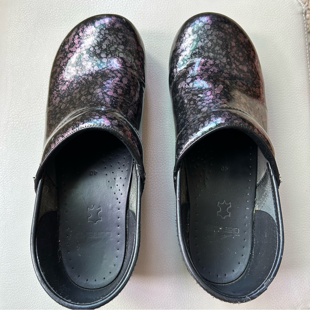 Dansko Black Patent Leather Iridescent Water Drop Pattern Clog Size 40 EU/ 10 US - Picture 2 of 11